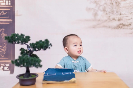 咸宁怀孕肚子中间凹两边凸